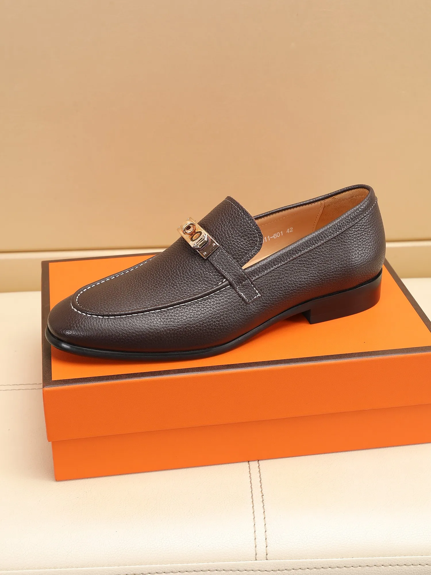 Factory price 440💶[HERMES] (cowhide lining)🍀Italian top luxury🍀He does not pursue novel styles and gorgeous colors, but attracts the favor of successful men with his flawless, elegant and classic style! This very, very comfortable, simple and stable style makes it easy to match any style! The pattern is absolutely 1:1 refined from the original case, and we strive for excellence in materials, imported cowhide + cowhide lining💪💪💪extraordinary texture👍! .Code number: 39 to 44 (38.4546 customized)